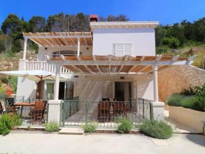 Seafront Silence - One Bedroom With Terrace And Sea View דירה טרסטניק