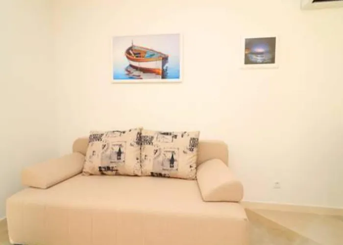 Seafront Silence - One Bedroom With Terrace And Sea View דירה טרסטניק