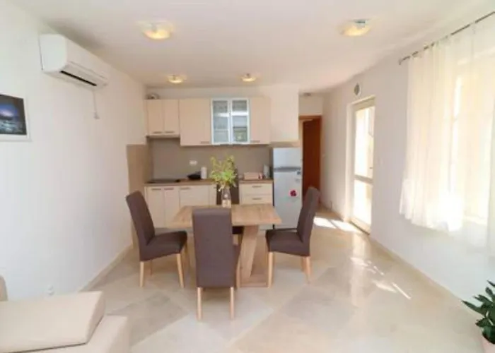 Seafront Silence - One Bedroom With Terrace And Sea View דירה טרסטניק