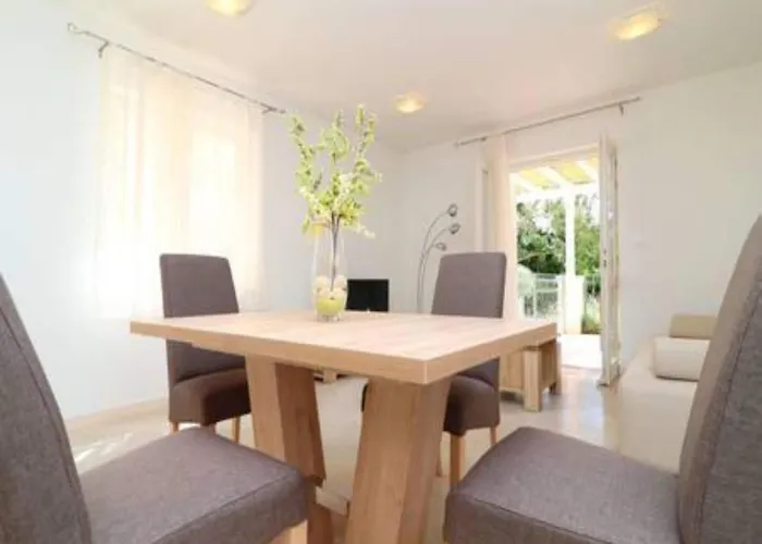 Seafront Silence - One Bedroom With Terrace And Sea View דירה טרסטניק