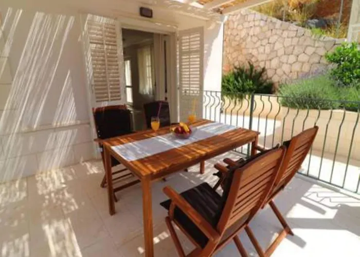 Seafront Silence - One Bedroom With Terrace And Sea View トルステニク