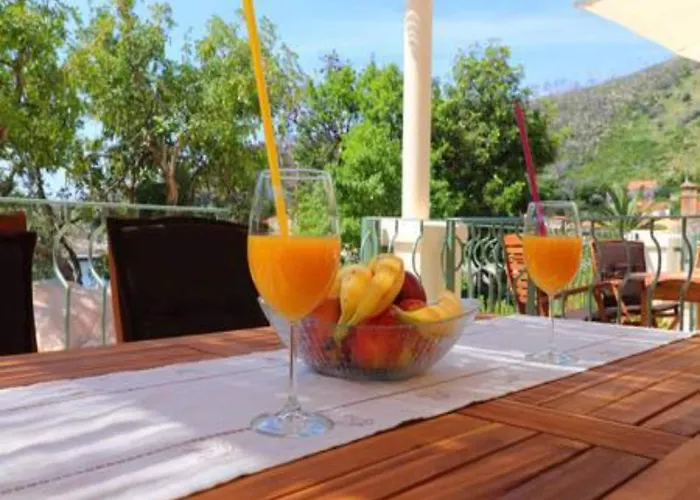 Seafront Silence - One Bedroom With Terrace And Sea View דירה טרסטניק